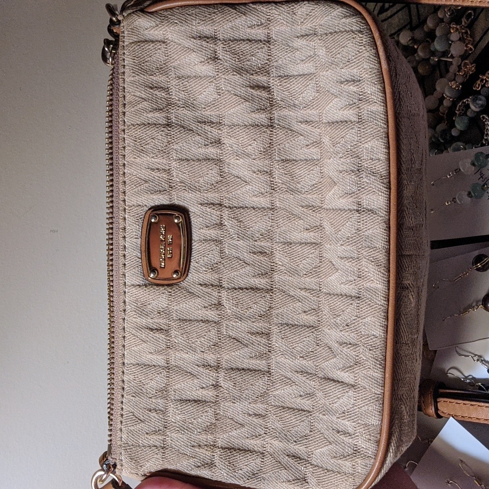 EUC Michael Kors crossbody bag
